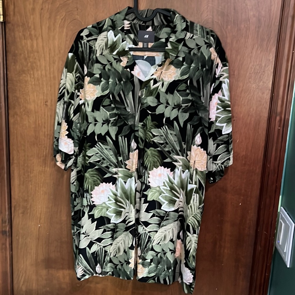 Men’s H&M Hawaiian style button up shirt